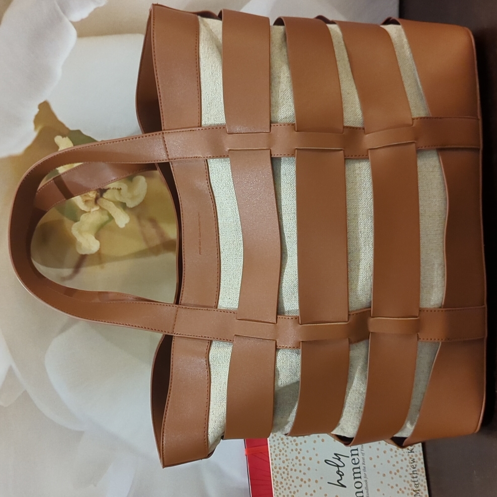 French connection vegan tote for all seasons - Picture 4 of 6